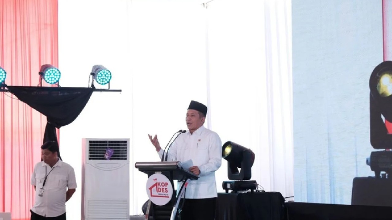 Menteri Koperasi (Menkop) Ferry Juliantono saat memberi sambutan dalam kegiatan kolaborasi Kemenkop dan Kemensos dalam menarik penerima bansos menjadi anggota KDKMP di KDMP Gejugjati, Pasuruan, Selasa (10/3/2026). (ANTARA/Fahmi Alfian/vft) (Antara)