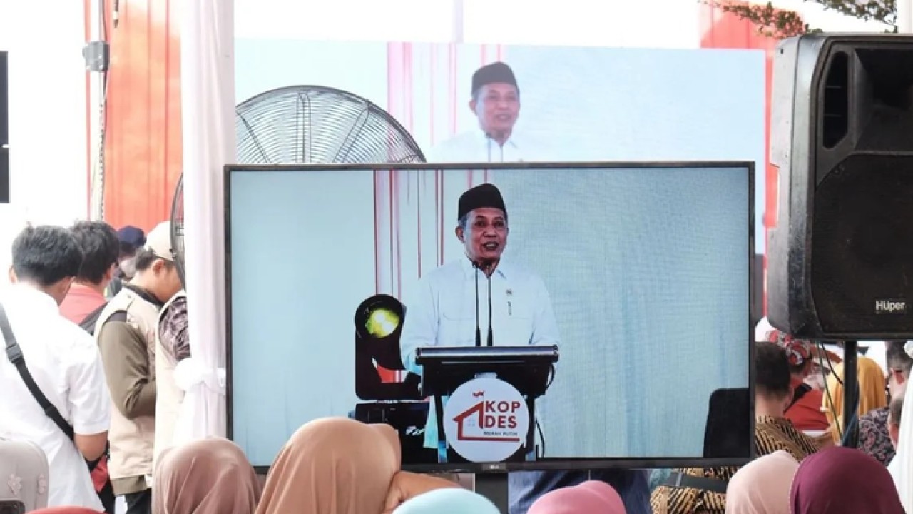 Menkop Ferry Juliantono dalam tayangan televisi di lokasi acara sosialisasi anggota KDKMP bagi penerima bansos di Pasuruan, Selasa (10/3/2026). (ANTARA/Fahmi Alfian) (Antara)