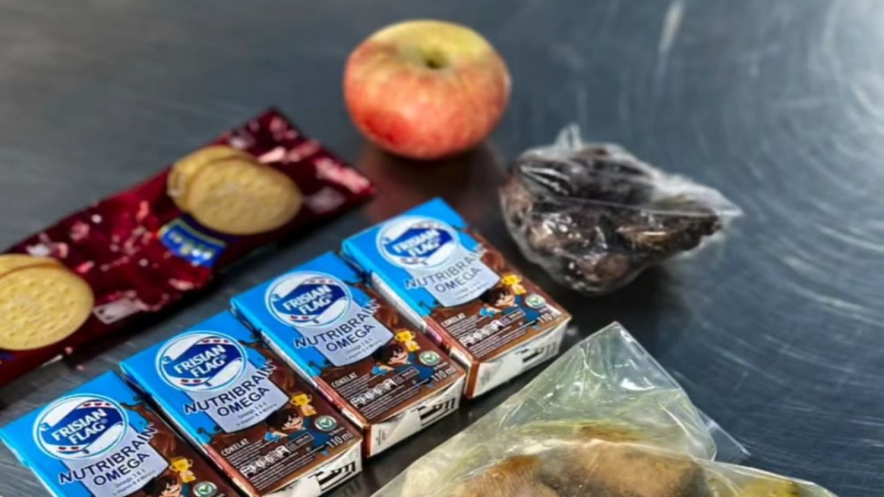 Dapur MBG Cimahi menyertakan menu lainnya seperti biskuit, apel, kurma, dan susu. (Foto: Dok/Istimewa)