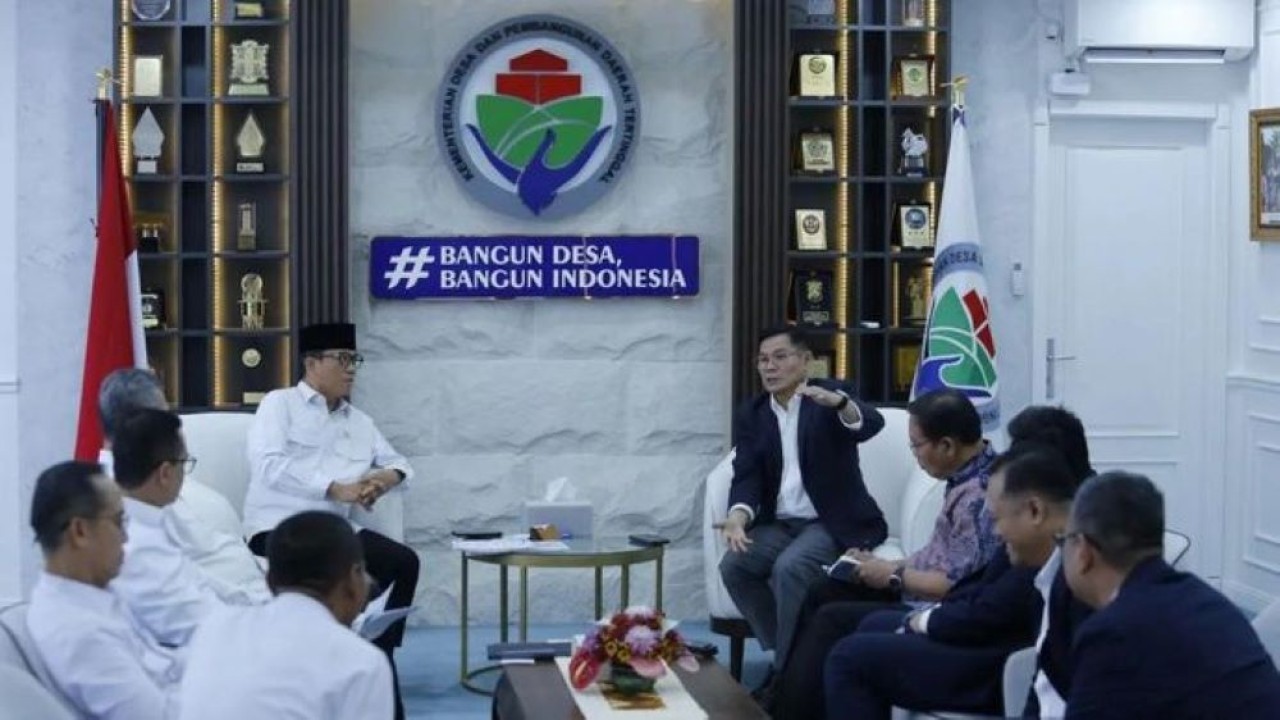 Menteri Desa dan Pembangunan Daerah Tertinggal Yandri Susanto (empat dari kiri) menggelar audiensi bersama Direktur Utama Kantor Berita ANTARA Benny Siga Butarbutar (lima dari kanan) dan jajaran direksi Kantor Berita ANTARA dan TVRI di Kantor Kemendes PDT, Jakarta, Selasa 3 Maret 2026. (ANTARA/Asprilla Dwi Adha) (Antara)