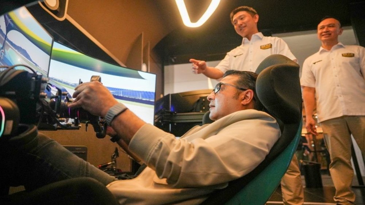 Menteri Ekonomi Kreatif/Kepala Badan Ekonomi Kreatif, Teuku Riefky Harsya, menghadiri peluncuran Tim Dewa United Motorsports musim 2026 di Entertainment District PIK 2, Tangerang, Banten. (Foto: Dok/Istimewa)