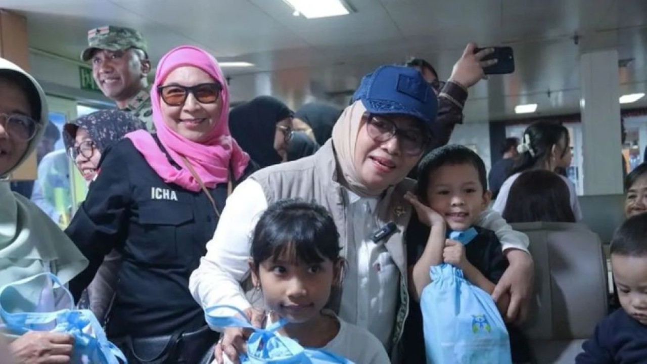 Menteri Pemberdayaan Perempuan dan Perlindungan Anak Arifah Fauzi saat meninjau persiapan arus mudik Lebaran tahun 2026 di Pelabuhan Merak, Banten, Jumat (13/3/2026). (Foto: ANTARA/HO-KemenPPPA)