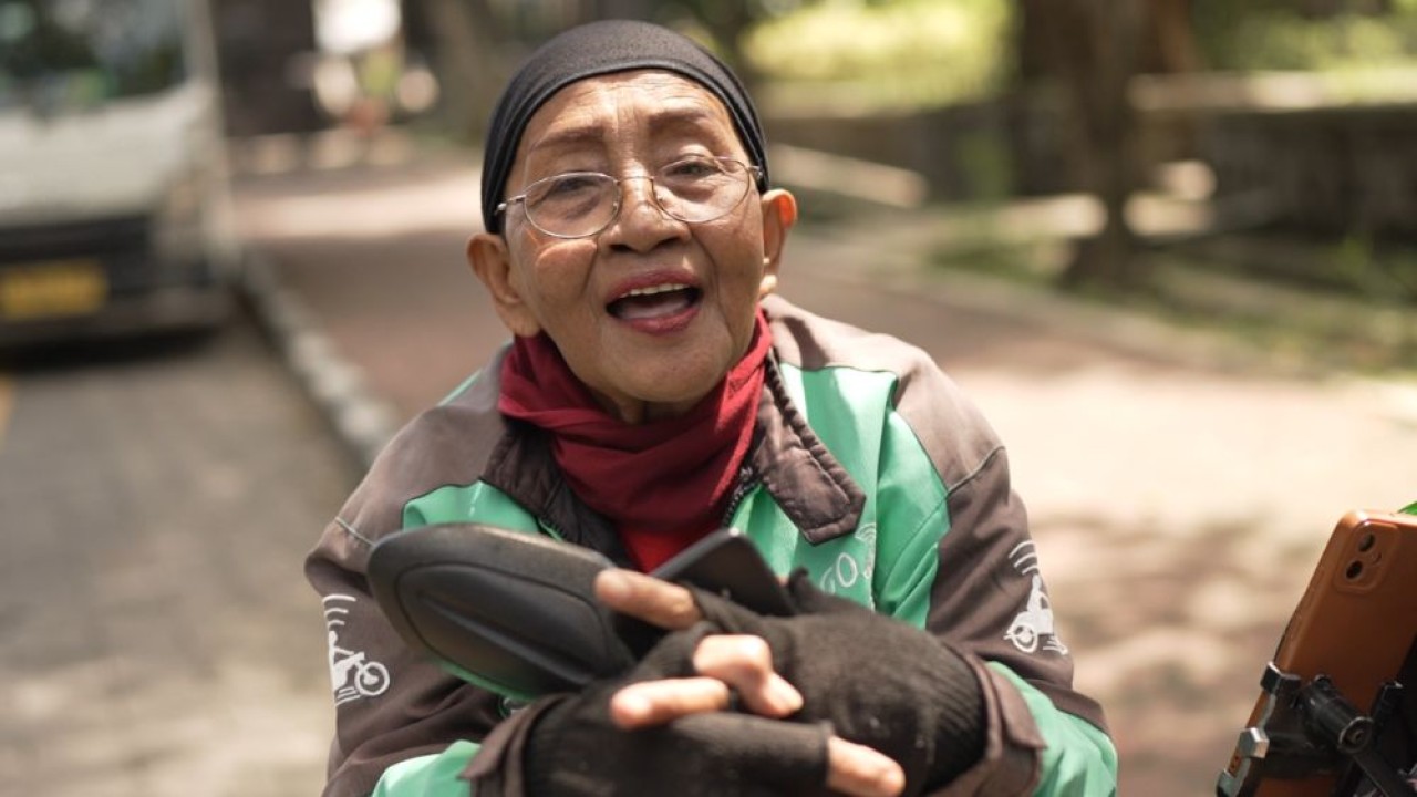 Endang Sulastri, salah satu pengemudi ojol, mengaku sangat terharu dengan perhatian pemerintah yang mendorong penyaluran BHR. (Foto: Dok/Istimewa)