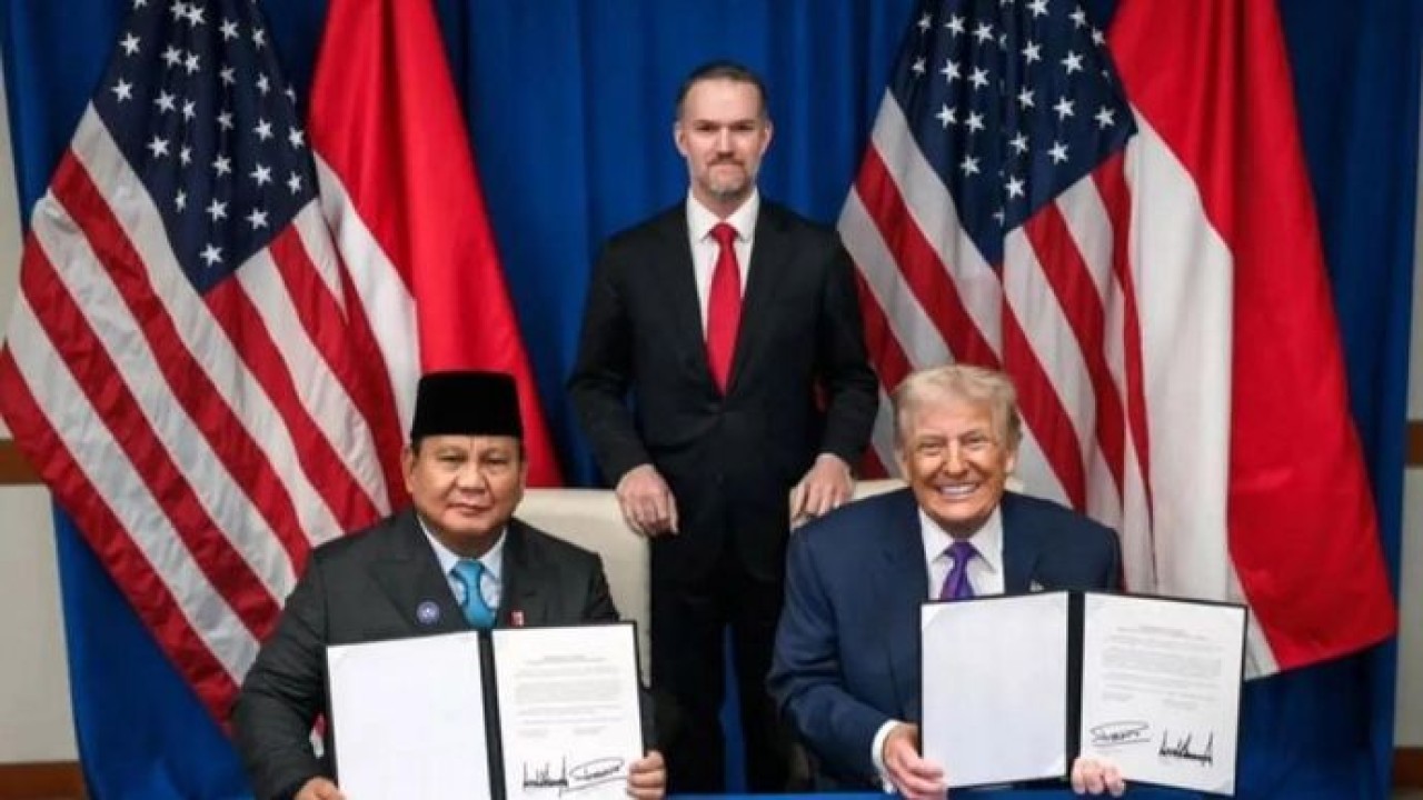 Arsip - Presiden RI Prabowo Subianto (kiri) dan Presiden Amerika Serikat Donald Trump (kanan) mendatangani perjanjian perdagangan timbal balik di Washington DC, Amerika Serikat, Kamis 19 Februari 2026. ANTARA/HO-Sekretariat Kabinet/am. (Antara)