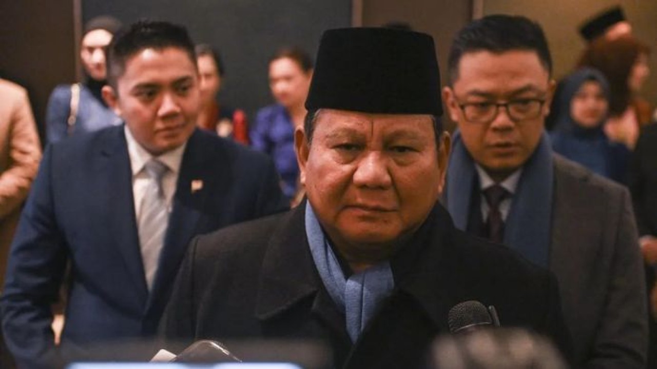 Arsip - Presiden Prabowo Subianto (tengah) didampingi Menlu Sugiono (kanan) dan Sekretaris Kabinet Teddy Indra Wijaya (kiri) memberikan keterangan kepada wartawan di Washington DC, Amerika Serikat, Sabtu 21 Januari 2026. Presiden Prabowo Subianto men (Antara)