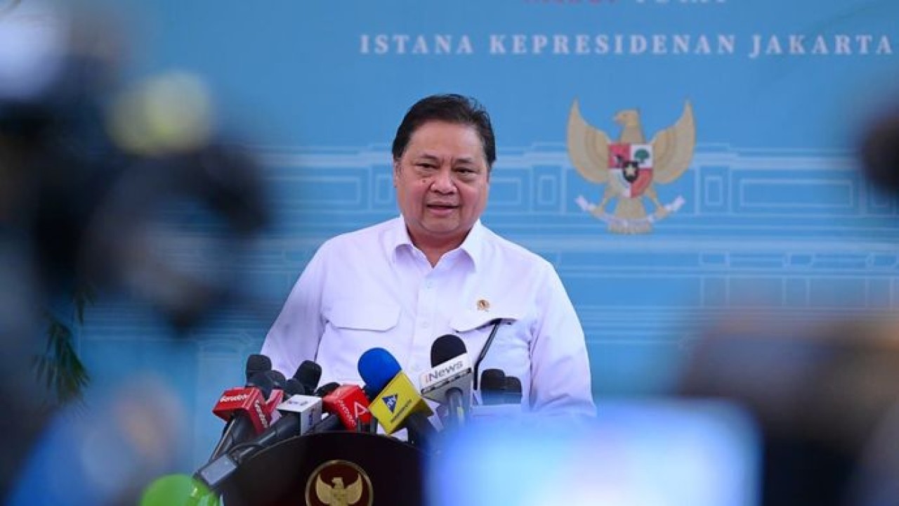 Menteri Koordinator Bidang Perekonomian Airlangga Hartarto menyampaikan bahwa Pemerintah tengah mengkaji kebijakan fleksibilitas kerja melalui skema Work From Home (WFH) satu hari dalam lima hari kerja.