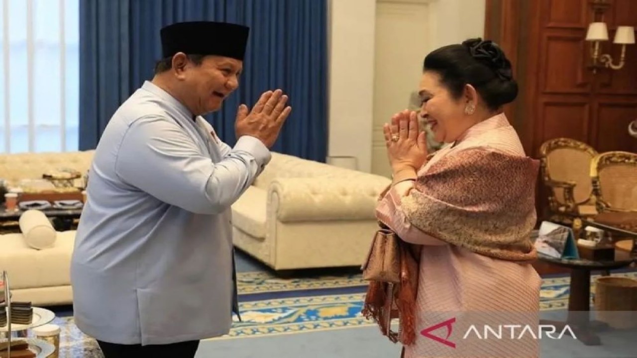 Presiden Prabowo Subianto (kiri) dan Titiek Soeharto saling berbalas salam dalam momen perayaan Hari Raya Idul Fitri 1447 Hijriah, di Istana Kepresidenan, Jakarta, Sabtu (21/3/2026). ANTARA/HO-Instagram/@prabowo/pri.