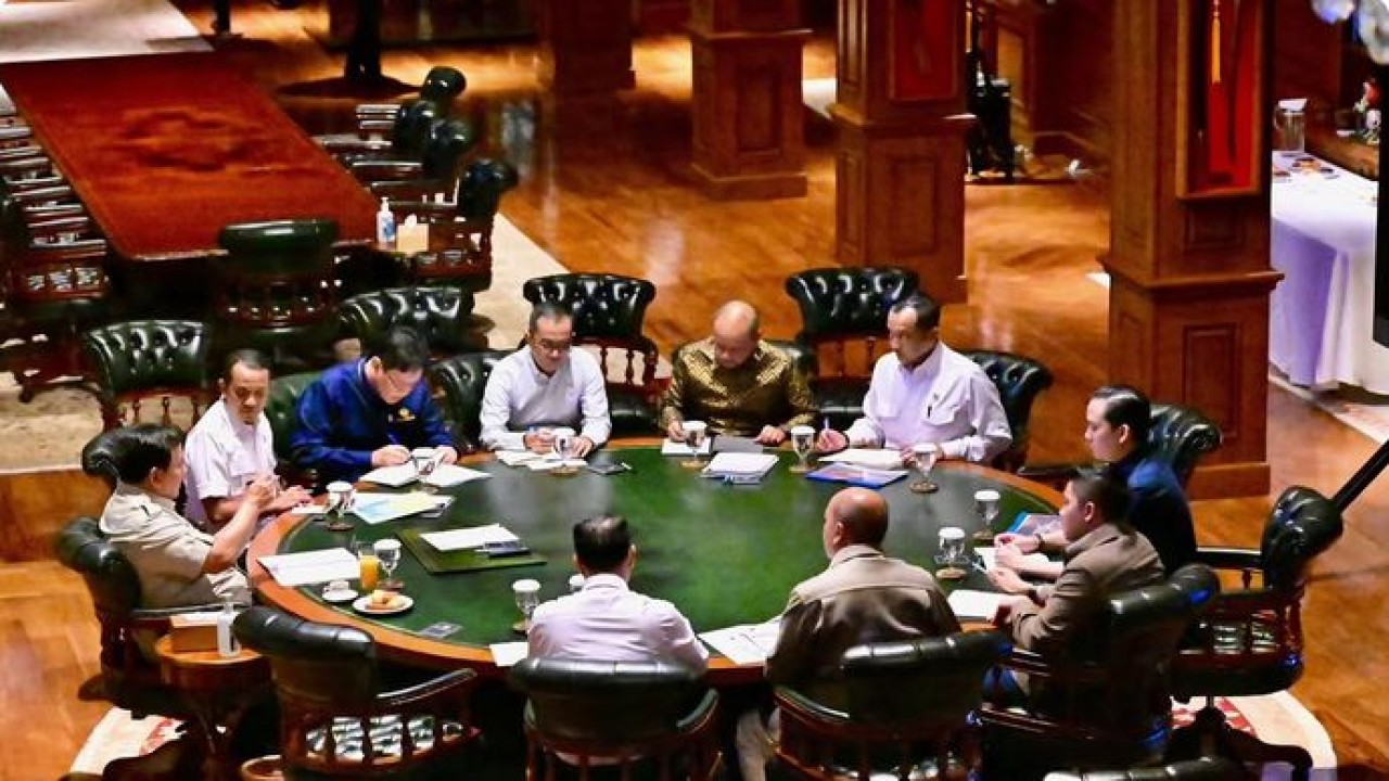 Prabowo Subianto menerima Menteri Investasi dan Hilirisasi yang juga Kepala Badan Pengelola Investasi Daya Anagata Nusantara (BPI Danantara) Rosan Perkasa Roeslani bersama sejumlah Menteri Kabinet Merah Putih di kediaman pribadi Presiden di Hambalang (Istimewa)