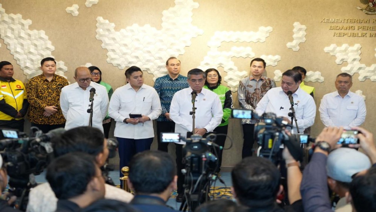 CEO Danantara Rosan Roeslani, Menteri Ketenagakerjaan Yassierli, Sekretaris Kabinet Teddy Indra Wijaya, Menteri Koordinator Bidang Perekonomian Airlangga Hartarto dan Menteri Perhubungan Dudy Purwagandhi dalam Konferensi Pers Terkait Kebijakan THR, BHR, dan Realisasi Stimulus Ramadan 2026 di Jakarta pada Selasa (3/3/2026).