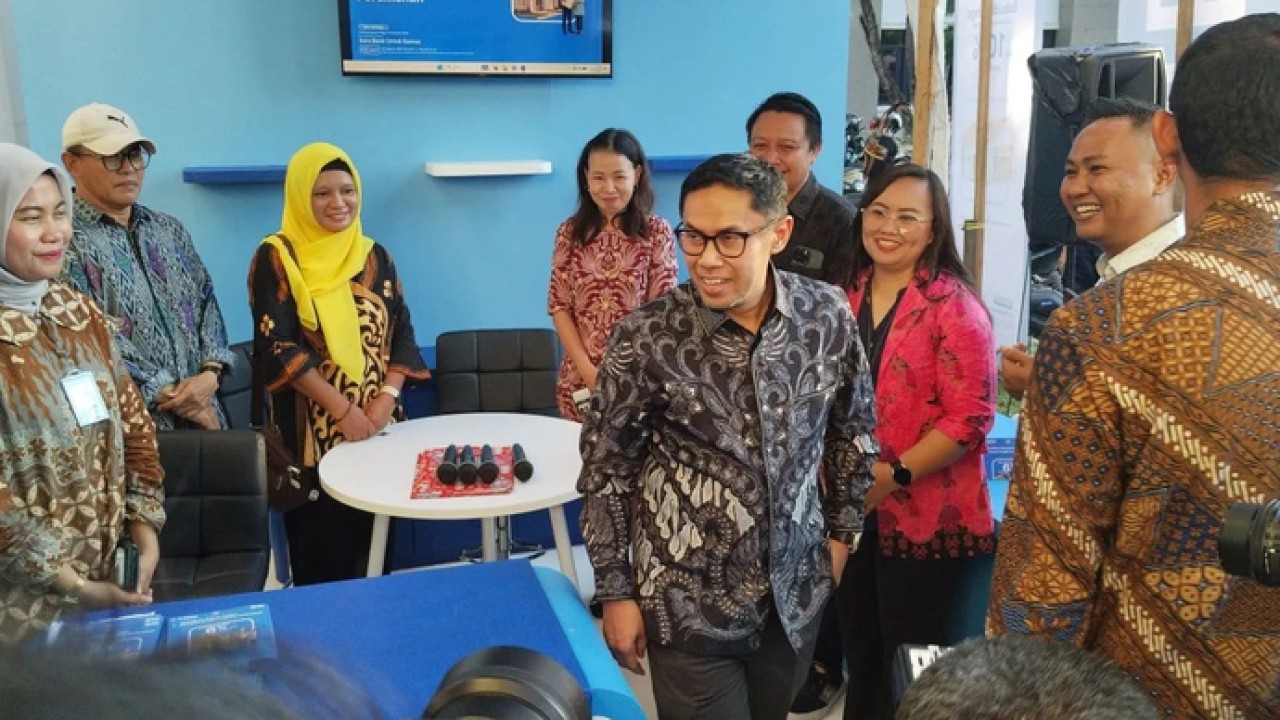 Direktur Consumer Banking BRI, Aris Hartanto saar menghadiri sosialisasi kolaborasi program pembiayaan perumahan dan pemberdayaan ekonomi rakyat di Kota Sorong, Senin (27/4/2026)(ANTARA/Yuvensius Lasa Banafanu)Direktur Consumer Banking BRI, Aris Hartanto saar menghadiri sosialisasi kolaborasi program pembiayaan perumahan dan pemberdayaan ekonomi rakyat di Kota Sorong, Senin 27 April 2026, (ANTARA/Yuvensius Lasa Banafanu). (Antara)