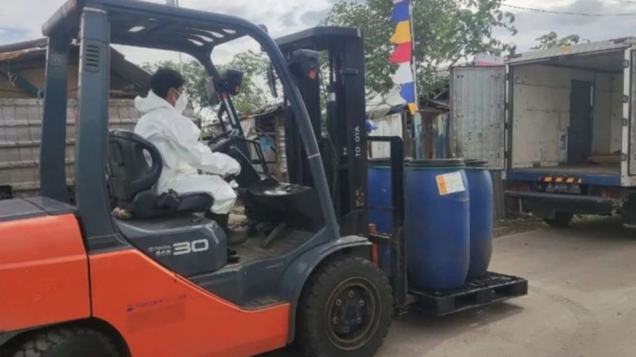 Tim Satgas Bidang I Mitigasi dan Penanganan Kontaminasi Sumber Radiasi melakukan dekontaminasi radiasi Cesium-137 (Cs-137) yang terdeteksi di kawasan industri modern Cikande, Serang, Banten, Kamis (2/10/2025). (Foto: ANTARA/HO-KLH)