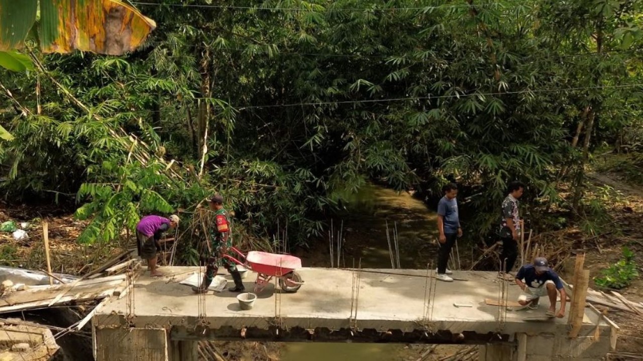 Jembatan Garuda Merah Putih kini menjadi jalur utama warga untuk bersekolah, bekerja, hingga menjalankan aktivitas sehari-hari. (Foto: Dok/Istimewa/Bakom RI)