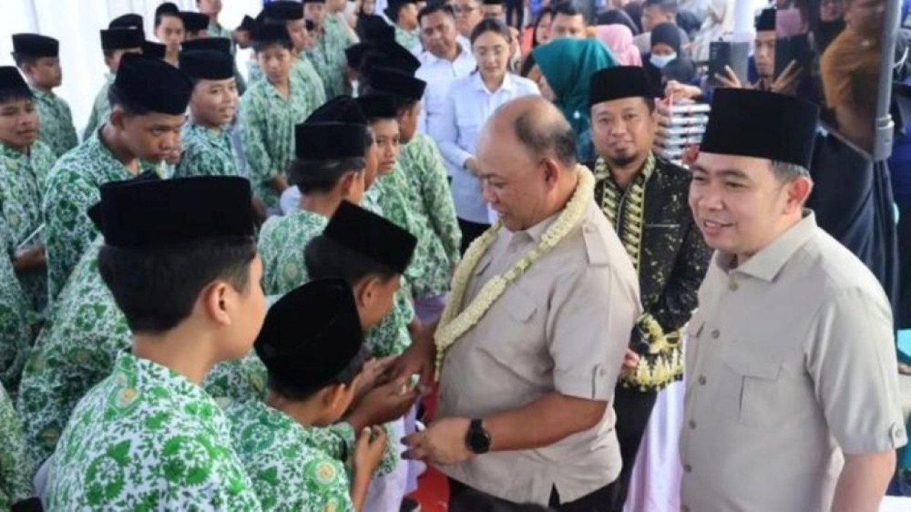 Kepala BGN Dadan Hindayana bersama Bupati Jember Muhammad Fawait saat meresmikan SPPG di Desa Wringinagung, Kecamatan Jombang, Kabupaten Jember, Kamis (16/4/2026). (Foto: ANTARA/HO-Diskominfo Jember)