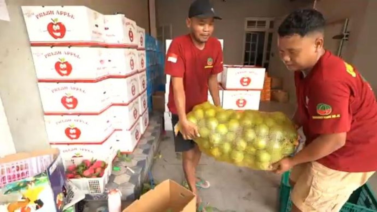 Dari terpukul pandemi hingga bangkit kembali, Santi membuktikan bahwa peluang selalu ada bagi yang mau berjuang. Program Makan Bergizi Gratis (MBG) jadi titik balik harapan dan usaha yang kembali hidup. (Bakom)