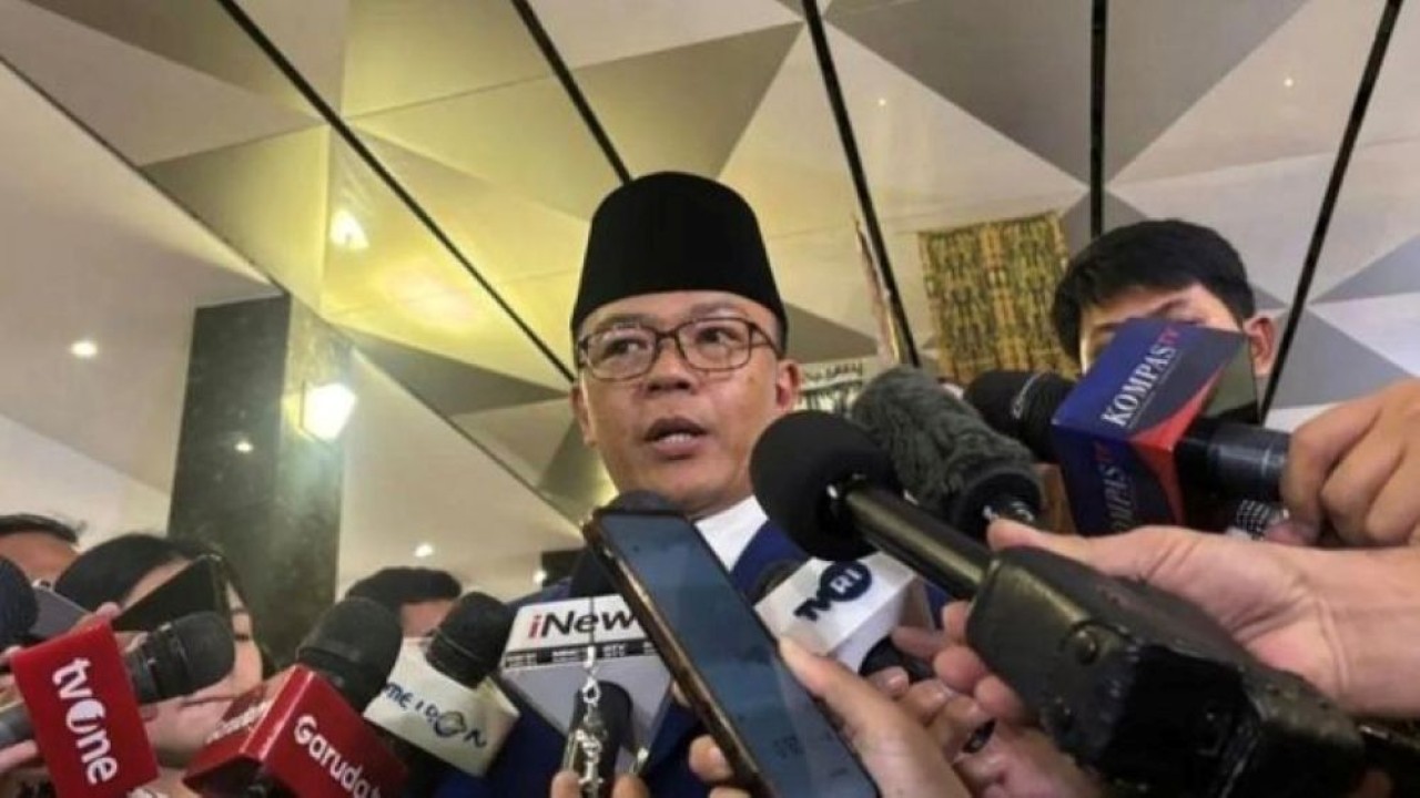 Menteri Luar Negeri (Menlu) Sugiono memberikan keterangan pada media di Bandar Soekarno-Hatta, Tangerang, Banten, Sabtu (4/4/2026), usai upacara penghormatan militer tiga jenazah prajurit TNI yang gugur di Lebanon. (Foto: ANTARA/Genta Tenri Mawangi/pri)