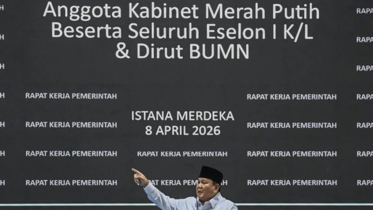 Presiden Prabowo Subianto memberi taklimat saat Rapat Kerja Pemerintah dengan Kabinet Merah Putih berserta seluruh Eselon I K/L dan Dirut BUMN di Kompleks Istana Kepresidenan, Jakarta, Rabu (8/4/2026). ANTARA FOTO/Galih Pradipta/kye (Antara)