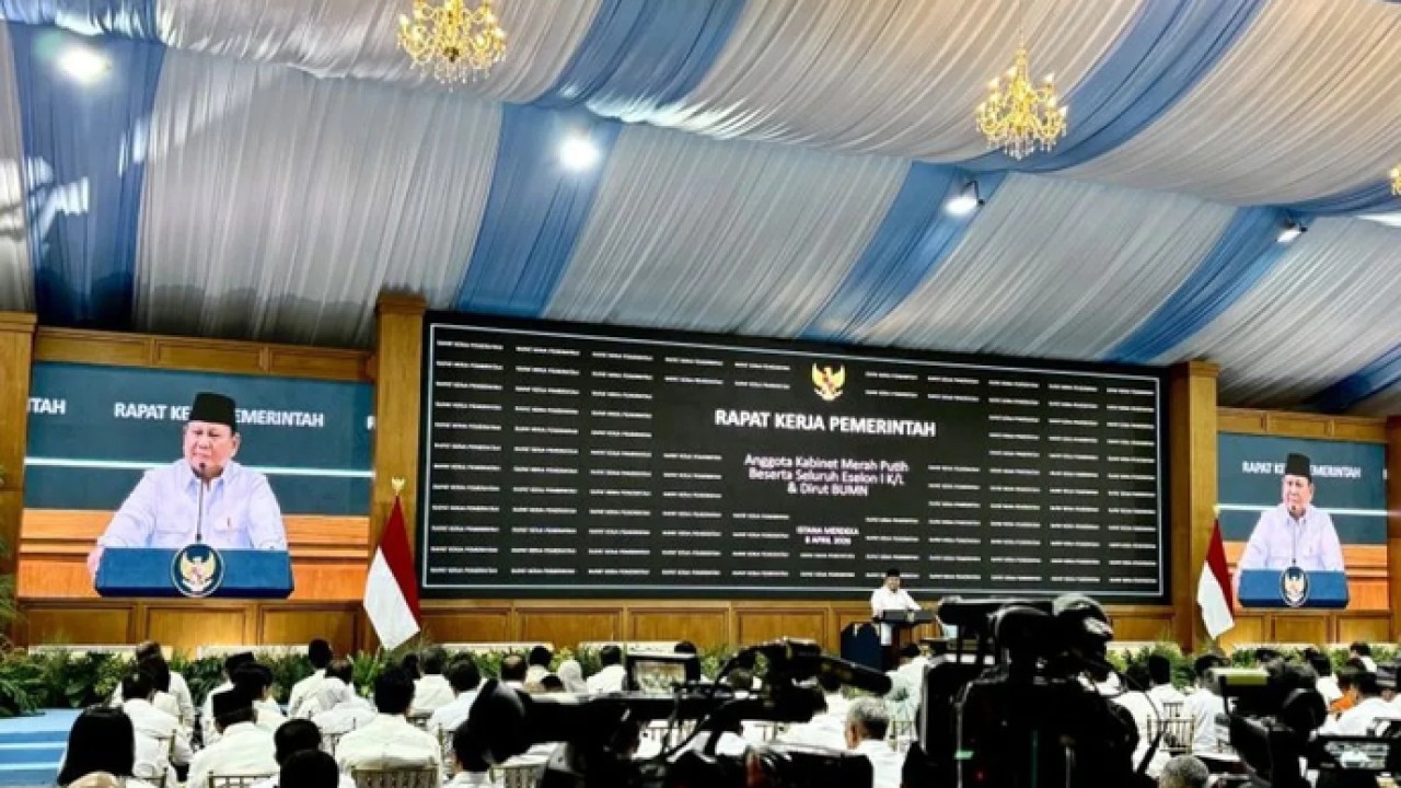 Presiden Prabowo Subianto memberikan taklimat di hadapan 800 pejabat negara mulai dari menteri sampai dengan eselon I kementerian/lembaga saat Rapat Kerja Pemerintah di Halaman Tengah Istana Kepresidenan, Jakarta, Rabu (8/4/2026). ANTARA/Genta Tenri (Antara)