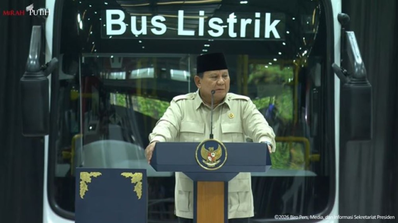 Presiden RI Prabowo Subianto meresmikan pabrik perakitan kendaraan komersial berbasis listrik, Kamis (9/4). (Bakom RI)