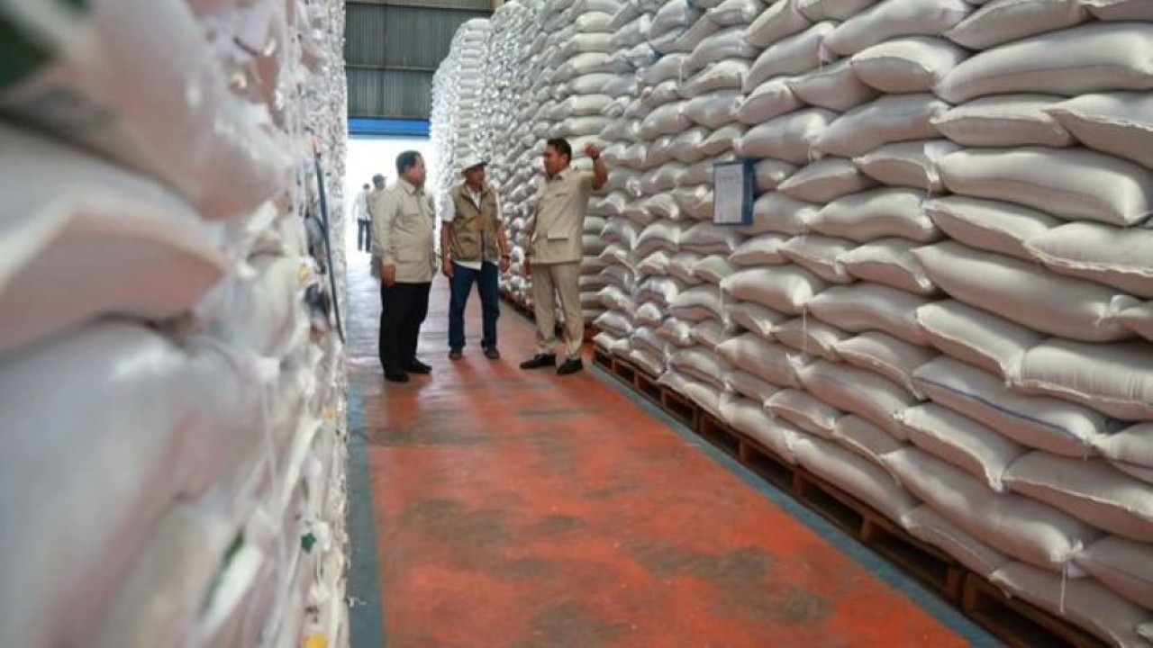 Presiden Prabowo Subianto melakukan sidak langsung ke Kompleks Gudang Bulog Danurejo di Kabupaten Magelang usai menyampaikan pengarahan kepada Ketua DPRD seluruh Indonesia pada Sabtu, 18 April 2026. (Foto: Sekretariat Presiden)