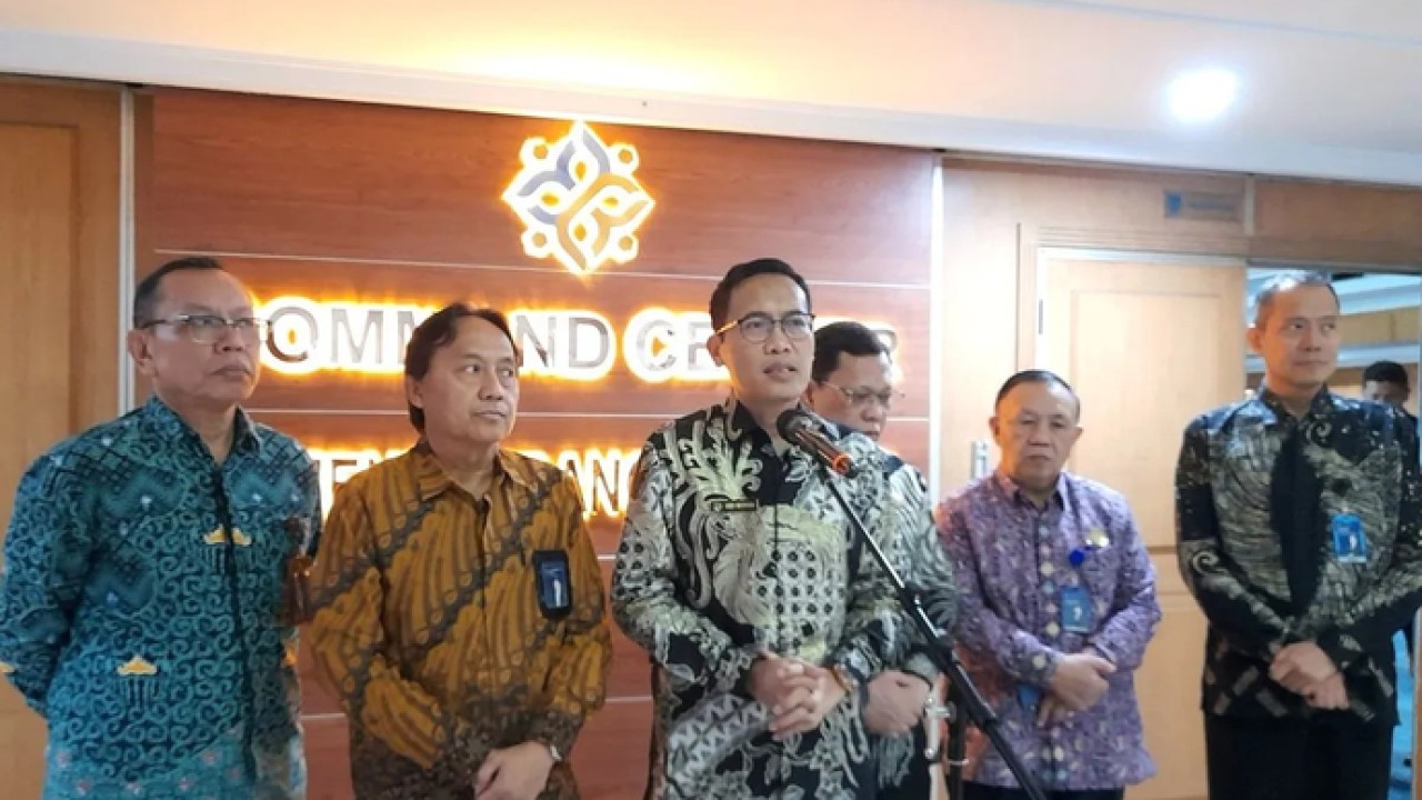 Sekretaris Kemendukbangga/Sekretaris Utama BKKBN Budi Setiyono (tiga dari kiri) ditemui usai rapat koordinasi tentang urbanisasi pasca-arus balik di Kantor Kemendukbangga/BKKBN, Jakarta, Rabu (1/4/2026). ANTARA/Lintang Budiyanti Prameswari. (Antara)