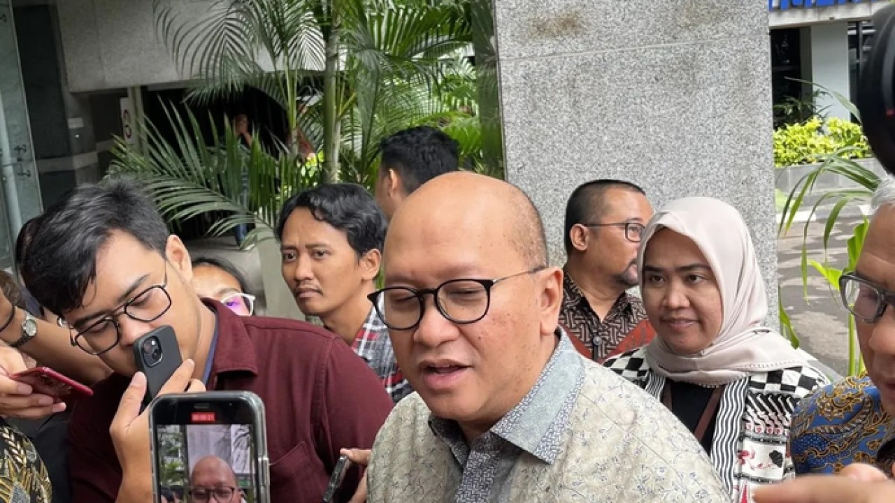 CEO Badan Pengelola Investasi Daya Anagata Nusantara (Danantara Indonesia) Rosan Roeslani menanggapi pertanyaan awak media di Kantor Kementerian Investasi dan Hilirisasi/Kepala Badan Koordinasi Penanaman Modal (BKPM) RI, Jakarta, Kamis 23 April 2026. (ANTARA/Arnidhya Nur Zhafira) (Antara)