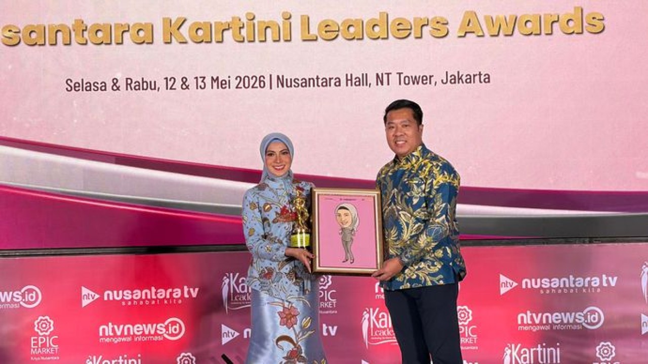 Sri Suparni Bahlil menerima penghargaan Empowerment Excellence di Kartini Leaders Awards yang diserahkan Direktur Utama Nusantara TV Randy Tampubolon. (Ntvnews)