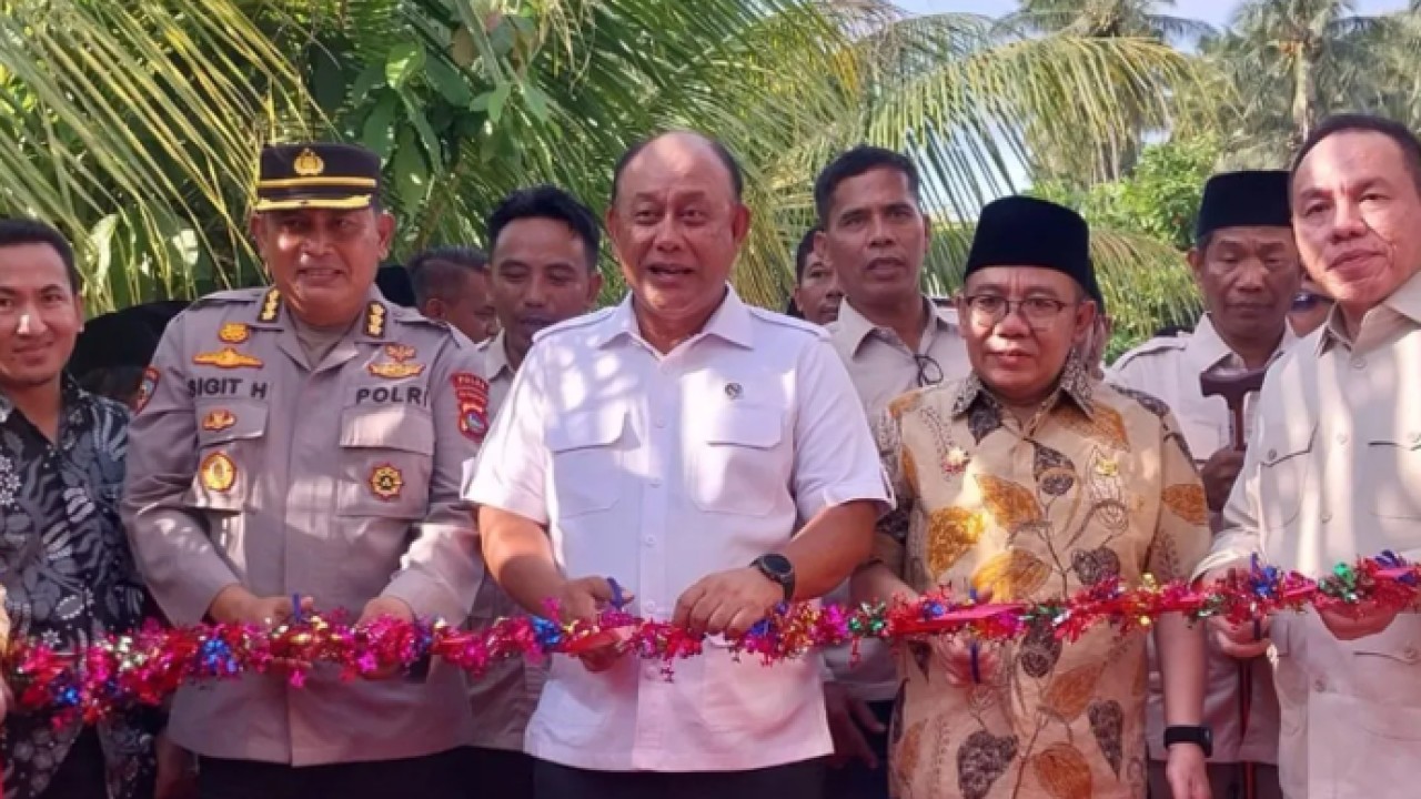 Kepala Badan Gizi Nasional (BGN) Dadan Hindayana didampingi Bupati Lombok Utara, Najmul Akhyar, Komisaris Independen PT Krakatau Steel, Willgo Zainar meluncurkan Satuan Pelayanan Pemenuhan Gizi (SPPG) di daerah 3 T (tertinggal, terdepan, dan terluar) di Desa Genggelang, Kabupaten Lombok Utara, Nusa Tenggara Barat (NTB), Selasa (12/5/2026) sore. ANTARA/Nur Imansyah. (Antara)