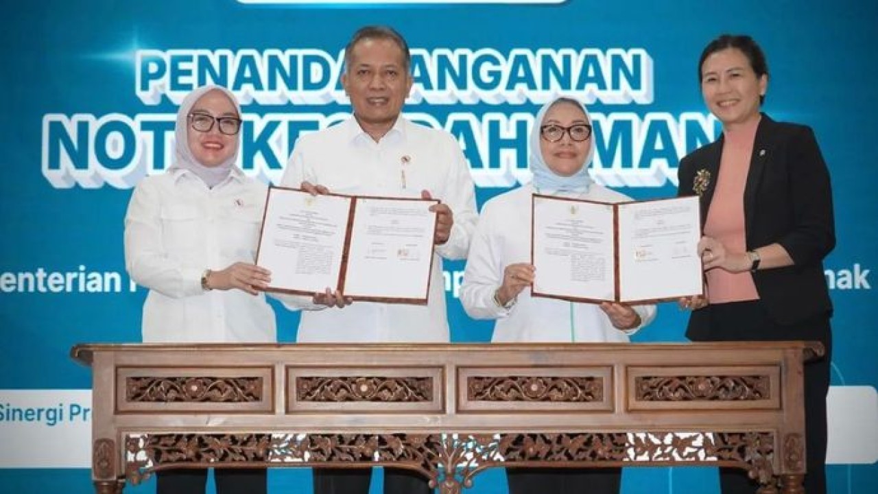 Menteri Koperasi Ferry Juliantono (kedua kiri) dan Menteri Pemberdayaan Perempuan dan Perlindungan Anak Arifah Fauzi (kedua kanan) berfoto bersama usai melaksanakan penandatanganan MoU tentang pemberdayaan perempuan di Koperasi Merah Putih di Jakarta, Senin 11 Mei 2026. (ANTARA/HO-Kemenkop) (Antara)