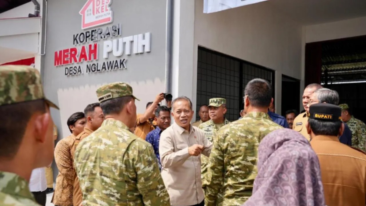 Menteri Koperasi (Menkop) Ferry Juliantono (tengah) meninjau Koperasi Merah Putih Desa Nglawak, Nganjuk, Jawa Timur, Selasa (12/5/2026). (ANTARA/HO-Kemenkop) (Antara)
