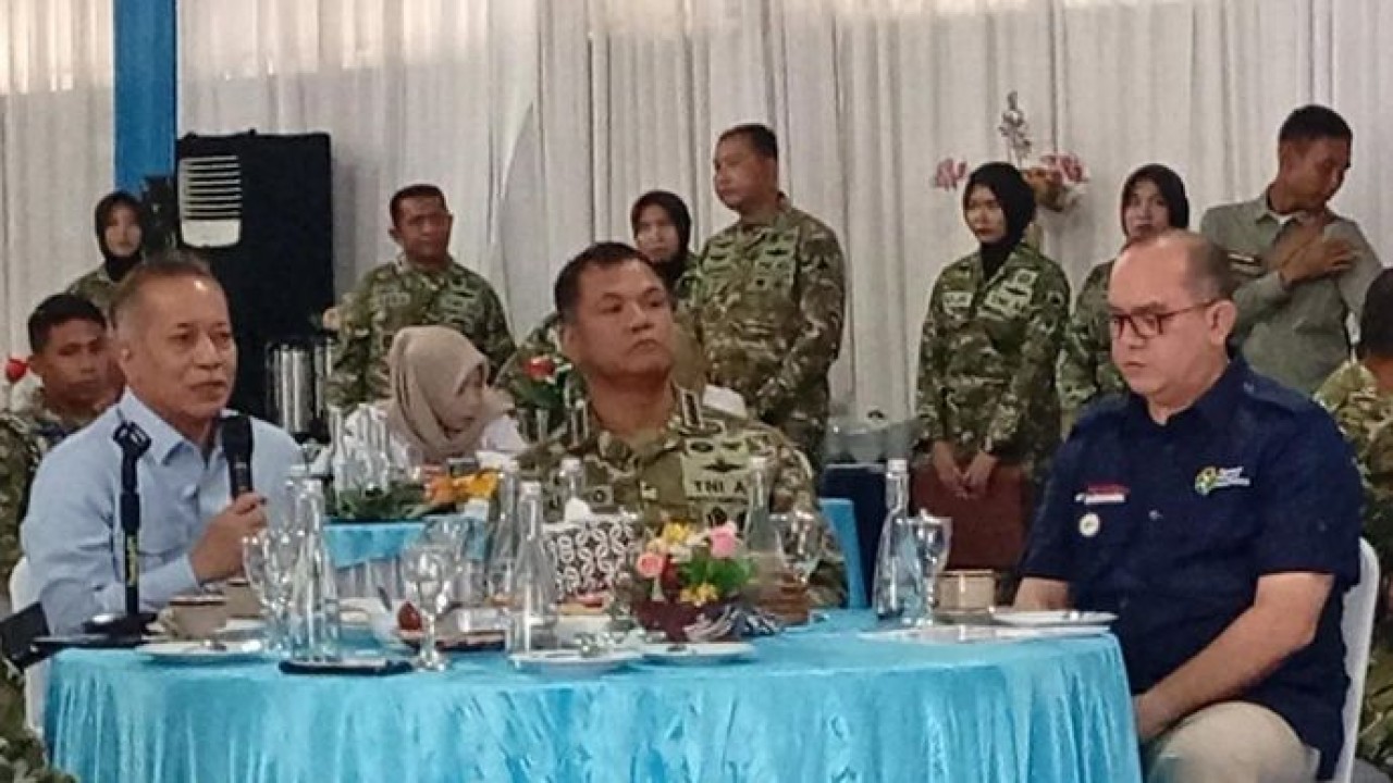 Menteri Koperasi Ferry Juliantono (kiri) dan Wakil Panglima TNI Jenderal TNI Tandyo Budi Revita (tengah) mengecek persiapan peresmian Koperasi Desa Merah Putih (KDMP) di KDMP Desa Kaliori, Kecamatan Kalibagor, Kabupaten Banyumas, Jawa Tengah, Rabu 13 Mei 2026 ANTARA/Sumarwoto (Antara)