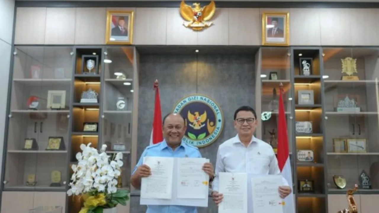 Kepala BGN Dadan Hindayana (kiri) bersama Kepala BPOM Taruna Ikrar (kanan) dalam penandatanganan perjanjian kerja sama terkait pengawasan Program Makan Bergizi Gratis (MBG) di Jakarta, Rabu (6/5/2026). ANTARA/HO-BGN. (Antara)