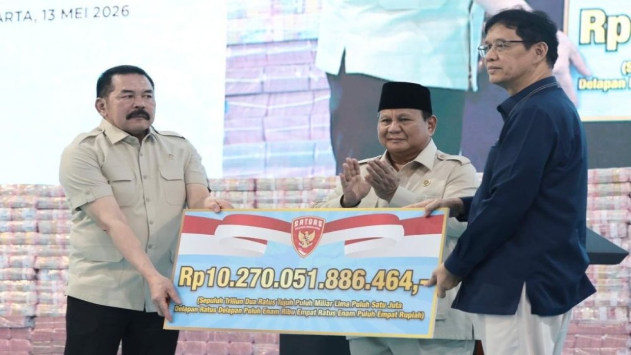 Jaksa Agung ST Burhanuddin menyerahkan uang ke Menteri Keuangan (Menkeu) Purbaya Yudhi Sadewa disaksikan langsung Presiden Prabowo Subianto. (Foto: Dok/Istimewa/Bakom RI)