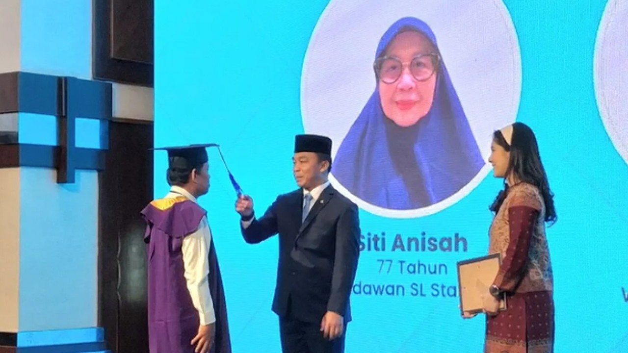 Mendukbangga/Kepala BKKBN Wihaji mewisuda siswa Sekolah Lansia dalam rangka memperingati Hari Lanjut Usia Nasional (HLUN) ke-30 di Jakarta, Selasa (9/6/2026). ANTARA/Lintang Budiyanti Prameswari. (Antara)