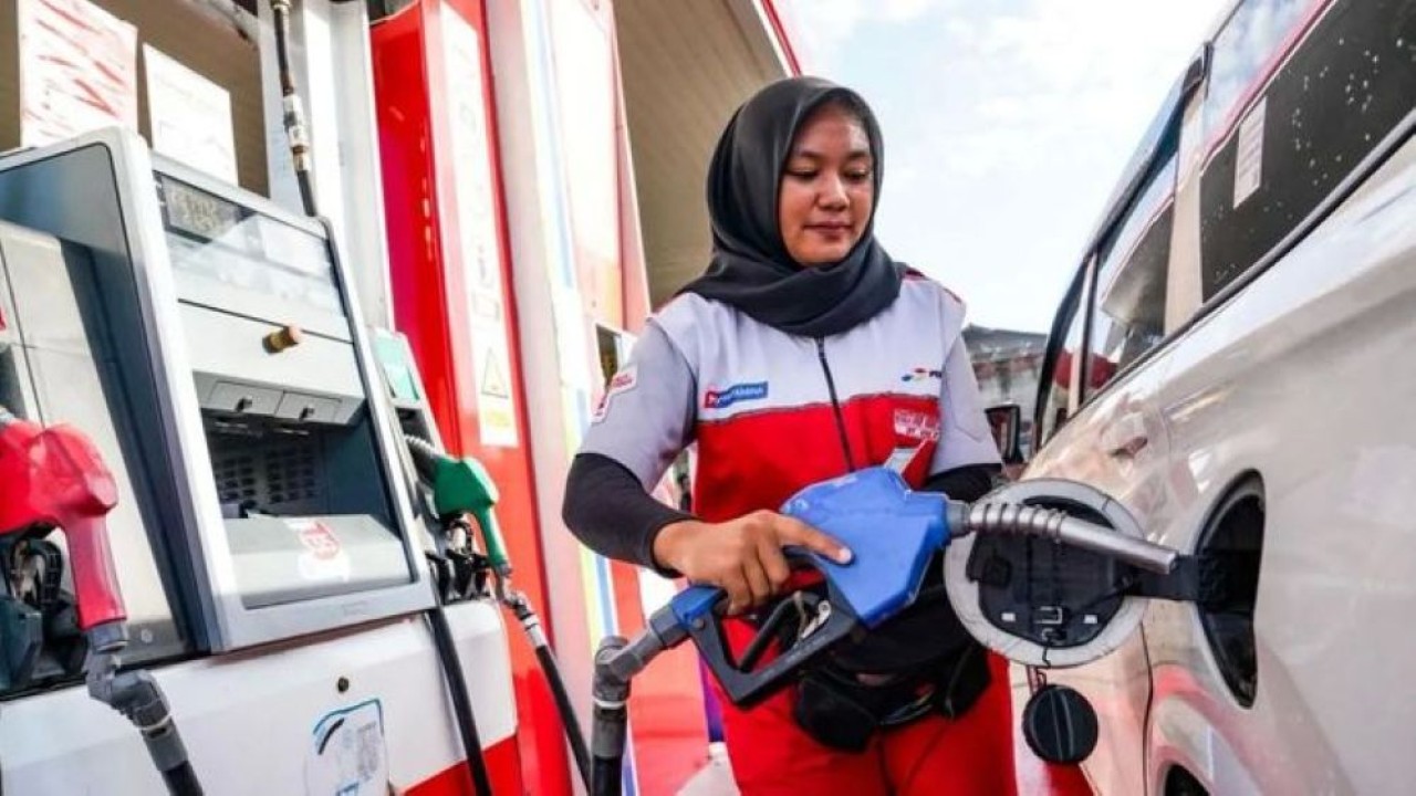 Ilustrasi - Petugas SPBU Pertamina mengisi BBM pelanggan. (ANTARA/HO-PT Pertamina Patra Niaga) (Antara)