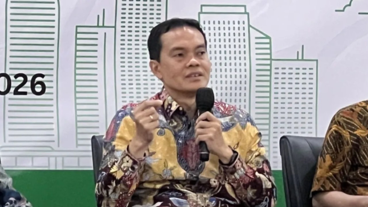 VP Commercial & Shipping Business Development Pertamina Patra Niaga Sigit Setiawan memberi paparan dalam Sarasehan Energi bertajuk “Transisi Energi dalam Memitigasi Konflik Global” yang digelar di Universitas IPB, Bogor, Jawa Barat, Rabu (10/6/2026). (ANTARA/Putu Indah Savitri) (Antara)