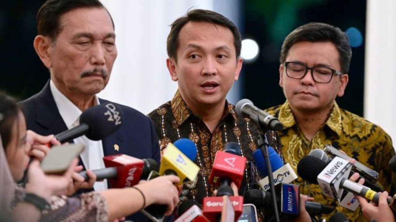 Ketua Dewan Ekonomi Nasional (DEN) Luhut Binsar Pandjaitan beserta jajaran di Istana Merdeka, Jakarta, pada Selasa, 9 Juni 2026. (Foto: Setpres)
