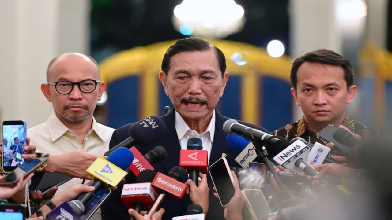 Ketua Dewan Ekonomi Nasional (DEN) Luhut Binsar Pandjaitan beserta jajaran di Istana Merdeka, Jakarta, pada Selasa, 9 Juni 2026. (Foto: Setpres)
