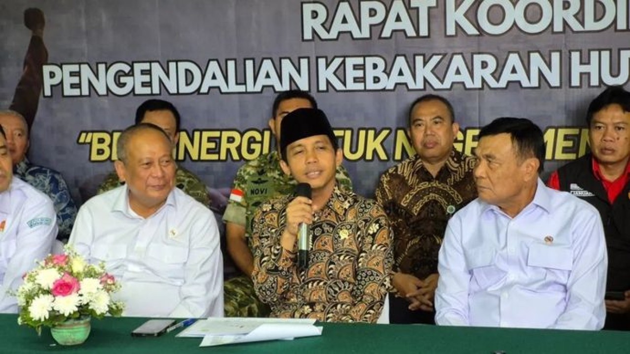 Menteri Kehutanan (Menhut) Raja Juli Antoni (tengah) dan Menteri Koordinator Bidang Politik dan Keamanan (Menko Polkam) Djamari Chaniago (kanan) dalam konferensi pers usai kegiatan Rakorsus Penanggulangan Kebakaran Hutan dan Lahan (Karhutla) Tahun 2026 di Jakarta, Kamis, 18 Juni 2026. (Antara)