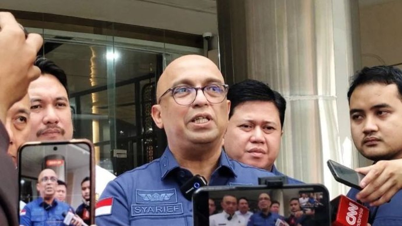 Direktur Penyidikan (Dirdik) Jaksa Agung Muda Bidang Tindak Pidana Khusus (Jampidsus) Kejagung Syarief Sulaeman Nahdi (tengah) memberikan keterangan pers di Gedung Jampidsus Kejagung, Jakarta. (Antara)
