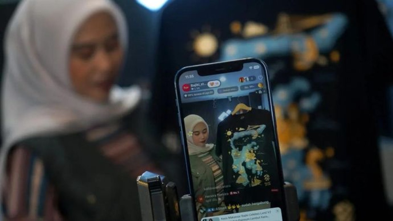 Pramuniaga menjual pakaian melalui aplikasi belanja daring (e-commerce) di gerai Bajiki Store, Makassar, Sulawesi Selatan, Rabu, 20 Juni 2026. Pemerintah akan mewajibkan marketplace atau e-commerce memberikan diskon 50 persen biaya layanan kepada pelaku Usaha Mikro dan Kecil (UMK) yang memasarkan produk buatan dalam negeri melalui Peraturan Menteri UMKM dengan harapan dapat meringankan beban pelaku usaha kecil dalam menjalankan bisnis (Antara)