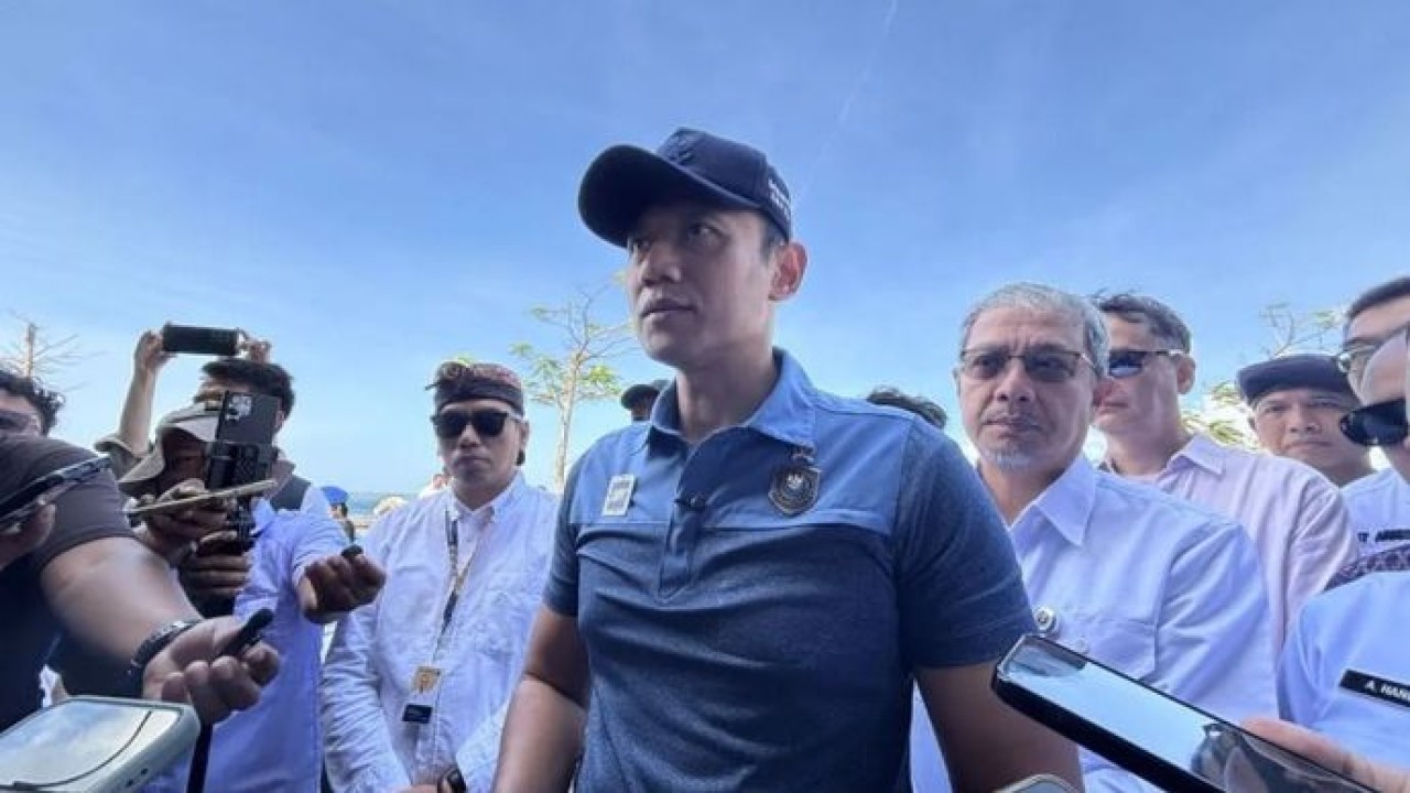 Menteri Koordinator (Menko) Bidang Infrastruktur dan Pembangunan Kewilayahan Agus Harimurti Yudhoyono (AHY) membahas relokasi kapal ikan Pelabuhan Benoa ke PPN Pengambengan, di Denpasar, Bali, Selasa, 21 Juli 2026. (Antara)