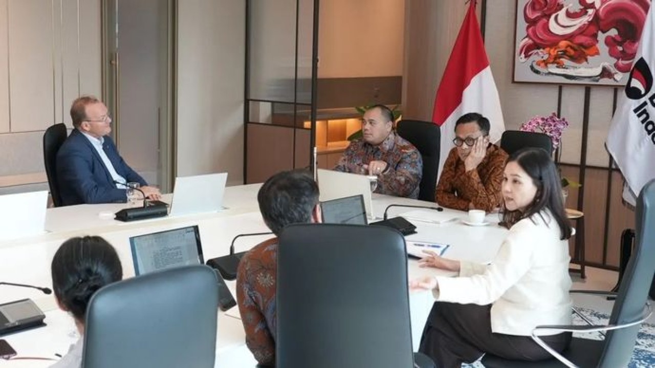 Kepala BP BUMN sekaligus COO Danantara Dony Oskaria (kedua kanan) saat memimpin rapat bersama Chief Investment Officer (CIO) Danantara Pandu Sjahrir (ketiga kanan) serta jajaran Managing Director dan Board of Directors (BoD) Danantara untuk membahas kesiapan pengembangan PFII di Jakarta, Selasa, 14 Juli 2026. (Antara)