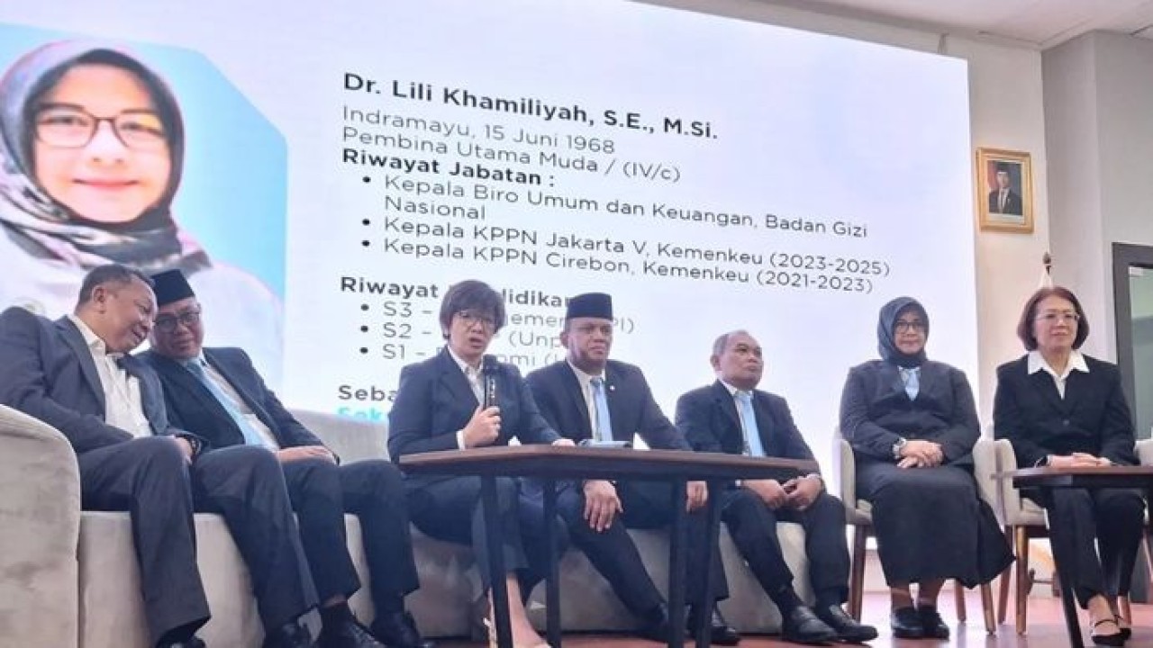 Wakil Kepala BGN Agustina Arumsari (tiga dari kiri) saat mengenalkan pejabat eselon 1 baru di Gedung BGN, Jakarta Pusat, Selasa, 21 Juli 2026. (Antara)