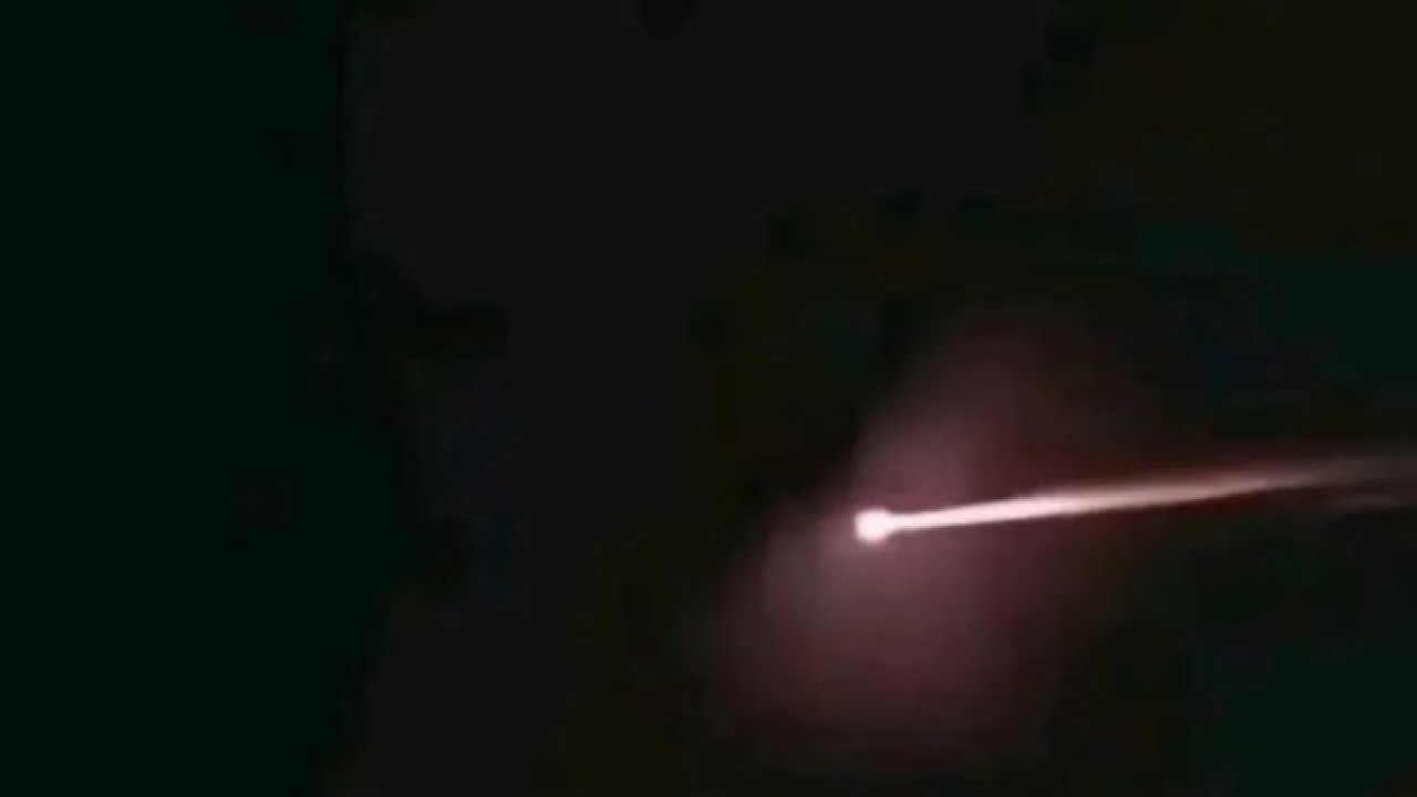 Warga di Kecamatan Sindangbarang, Cianjur, Jawa Barat, sempat mengabadikan kilatan cahaya yang terlihat melintas di langit seperti meteor yang sempat menimbulkan suara dentuman. (Antara)