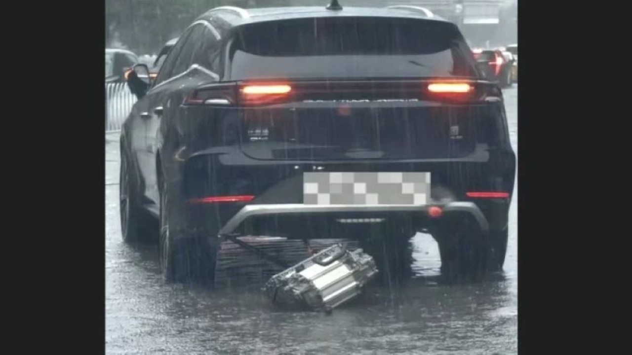 Video yang memperlihatkan motor penggerak belakang sebuah BYD Tang terlepas saat melintasi genangan banjir di Shenyang, China. (Foto: CarNewsChina)