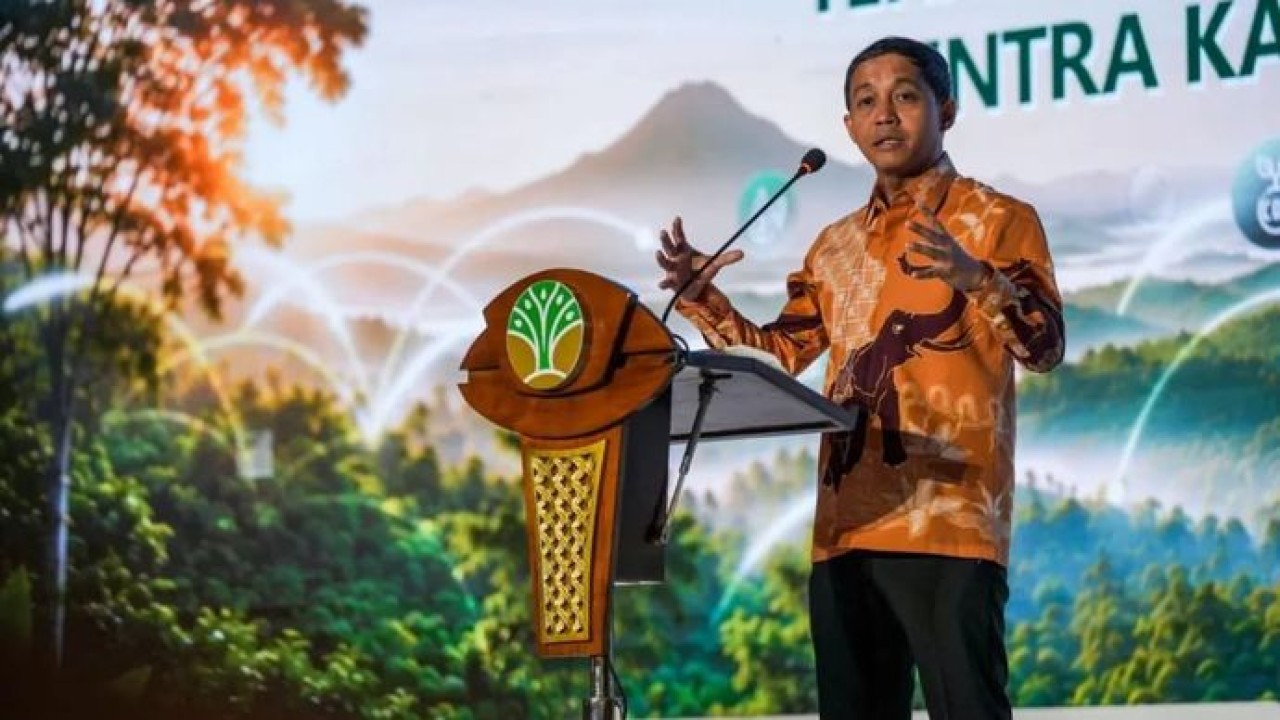 Menteri Kehutanan (Menhut) Raja Juli Antoni dalam acara Persetujuan Menteri Kehutanan tentang penerbitan unit karbon melalui skema Non Sertifikat Pengurangan Emisi Gas Rumah Kaca (Non SPE-GRK) di Jakarta, Senin, 6 Juli 2026 (Antara)