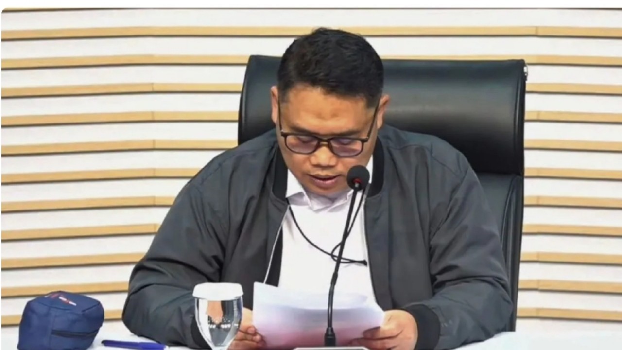 Petugas menunjukkan barang bukti saat konferensi pers operasi tangkap tangan (OTT) Bupati Sukoharjo Etik Suryani di Gedung Merah Putih KPK, Jakarta, Sabtu (11/7/2026). ANTARA FOTO/Darryl Ramadhan/agr.