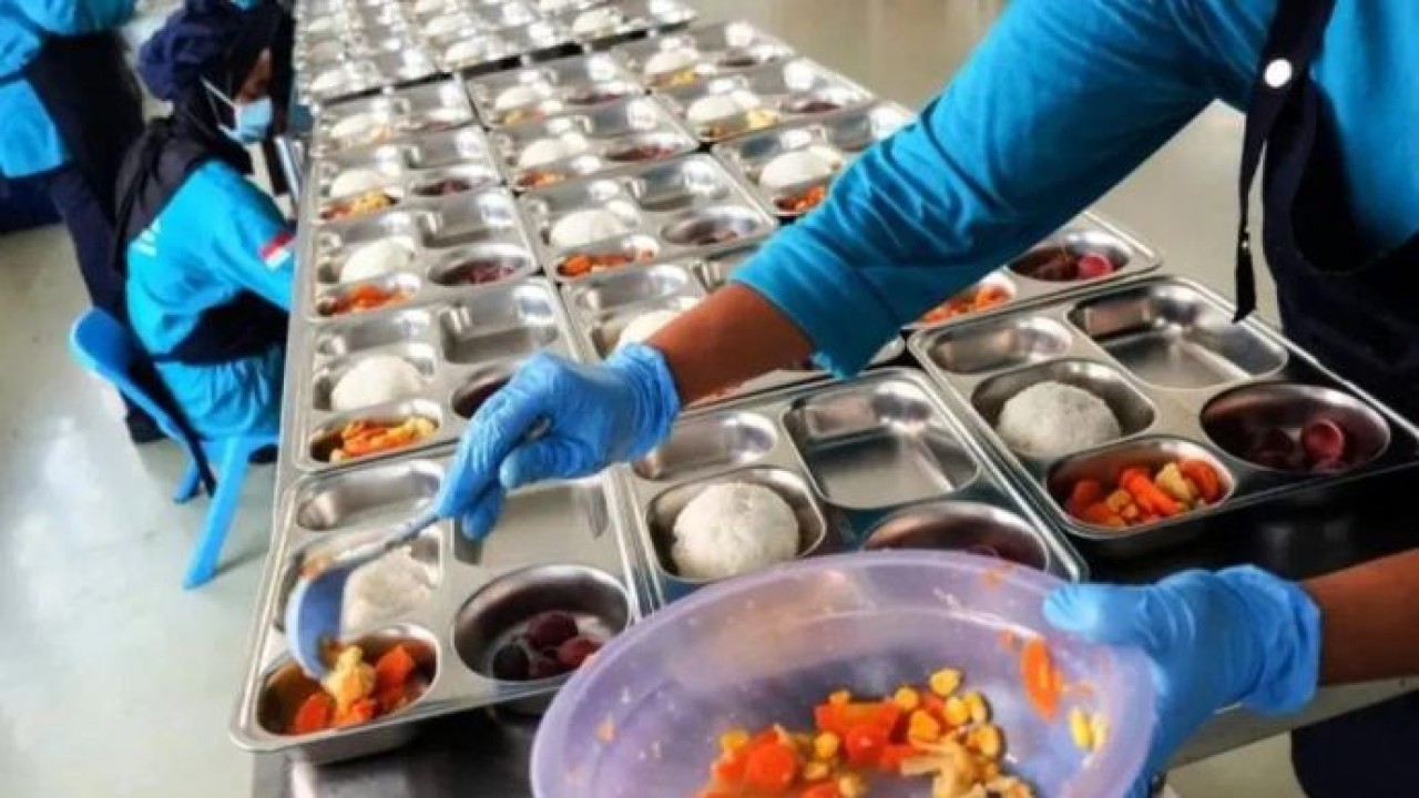 Arsip - Ilustrasi - Pekerja menyiapkan paket makanan untuk program Makan Bergizi Gratis (MBG) di dapur Satuan Pelayanan Pemenuhan Gizi (SPPG) Jebres yang telah memiliki Sertifikat Laik Higiene Sanitasi (SLHS), Solo, Jawa Tengah, Rabu, 8 Oktober 2025 (Antara)