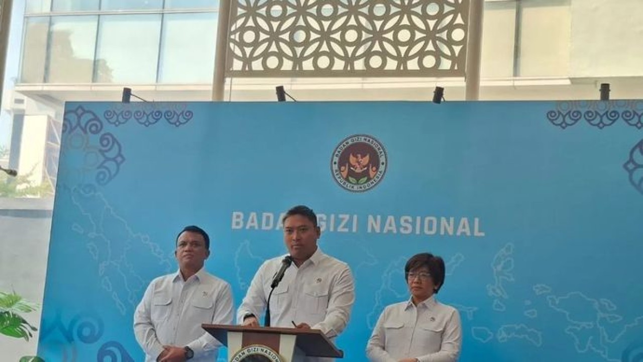 Kepala Badan Gizi Nasional (BGN) Sudaryono (tengah) saat konferensi pers di Jakarta, Senin, 27 Juli 2026 (Antara)