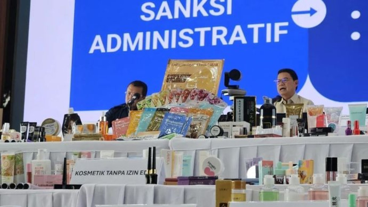 Kepala Badan Pengawas Obat dan Makanan (BPOM) Taruna Ikrar dalam konferensi pers Intensifikasi Pengawasan Kosmetik 2026 di Jakarta, Senin, 13 Juli 2026. (Antara)
